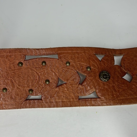 Fossil Leather Cutout with Flower Embossed Design Size Medium - Picture 4 of 7